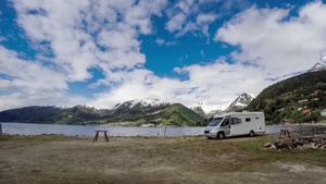 美丽的自然景色和旅行车10秒视频