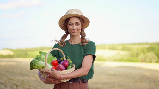 农民女农用草帽手持蔬菜篮子洋葱花生番茄沙拉黄瓜站立视频