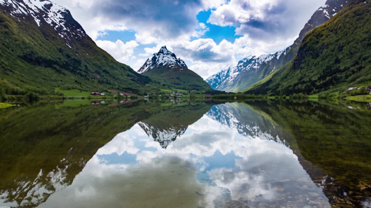 云朵湖水美丽的自然挪威视频