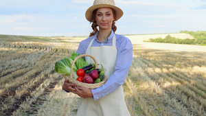 戴着草帽提着蔬菜水果篮子的女农民农业专家57秒视频