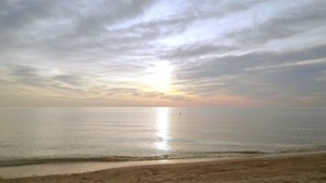 日出海滩的景象浪缓慢地喷洒沙子16秒视频