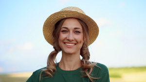 戴着草帽的女农民农业专家24秒视频