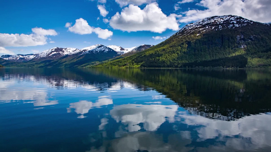 美丽的自然湖水与天空连成一片视频