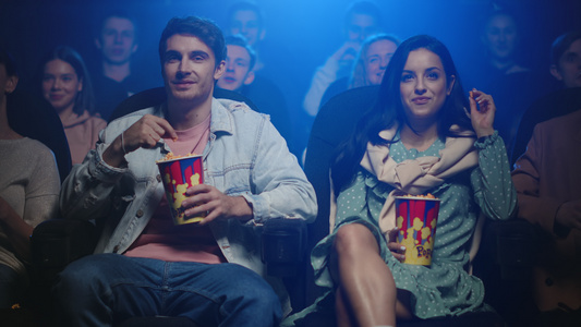年轻情侣在电影院观看电影讨论剧情视频