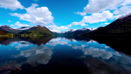 美丽的自然湖水与云朵映射视频