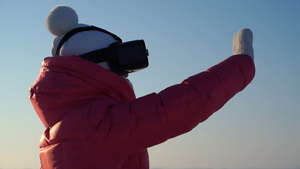 女孩在冬天外户外看虚拟现实的护目镜20秒视频