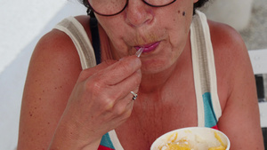 一个女人吃冰淇淋36秒视频