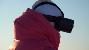 女孩在冬天外户外看虚拟现实的护目镜19秒视频