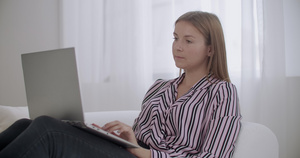 年轻女子正在家里用带笔记本电脑上网周末休息14秒视频