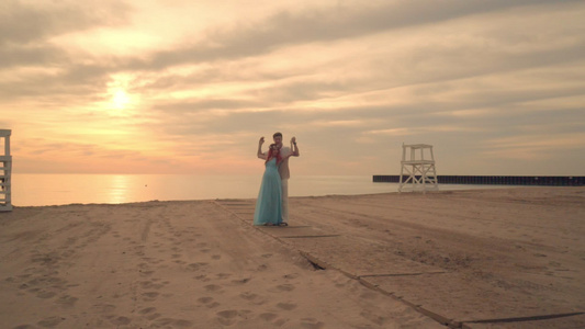 情侣享受海边的日落快乐情侣海滩[浓情蜜意]视频