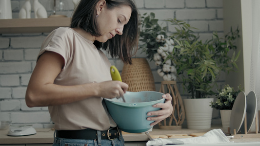 女人在厨房的窗户边做饭视频