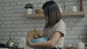 妇女在厨房做饭14秒视频