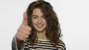 白色背景平面美女模特面对镜头竖起大拇指7秒视频