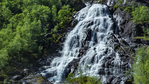 挪威鸟眼瀑山水倾泻10秒视频