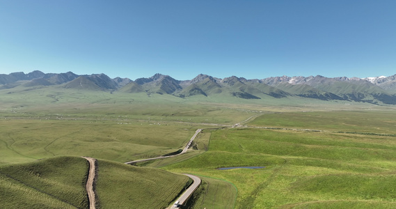 中国新疆那拉提大草原航拍视频