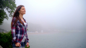 年轻女性呼吸新鲜空气自由概念步行女性呼吸13秒视频