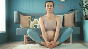 怀孕妈妈在家做瑜伽12秒视频