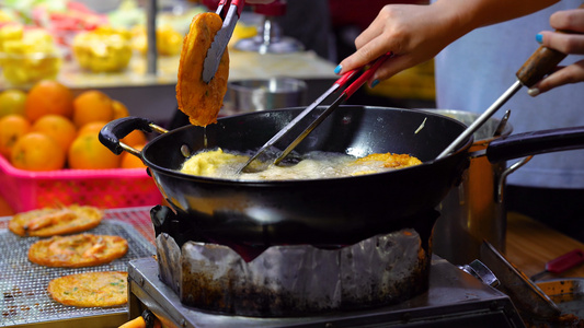 街头美食油炸粑吧虾仁饼视频