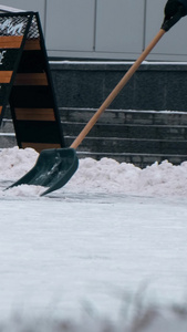 冬天下雪打扫积雪的工人清晨打扫积雪视频