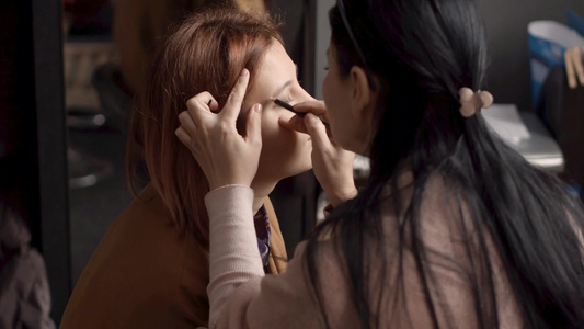 化妆过程与刷子一起工作的化妆艺术家视频