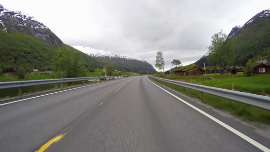 在挪威的路上驾驶汽车视频