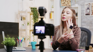 美妆博主在家录制美容视频vlog15秒视频