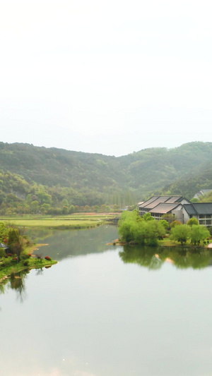 航拍湖边的建筑世界环保日22秒视频