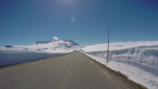 在一条附近白雪皑皑的山路上驾驶一辆汽车视频