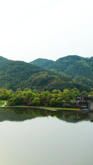 航拍湖边的建筑世界环保日22秒视频