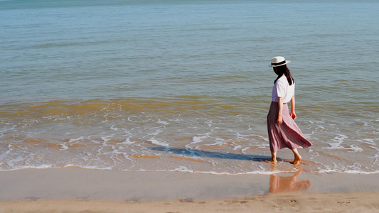 少女在海边玩耍海浪视频