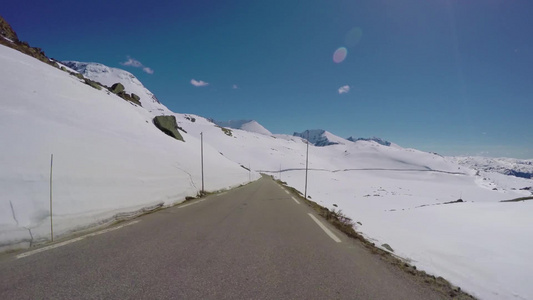 在一条布满雪花的山路上驾驶一辆汽车视频