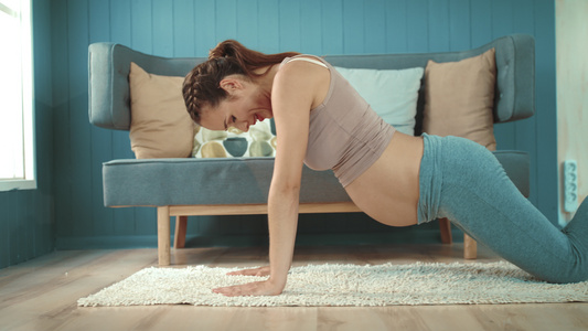 怀孕妈妈在家做瑜伽视频