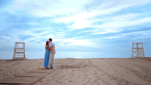 情侣在海滩上接吻情侣海滩日出怀孕夫妇30秒视频