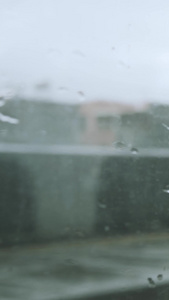 阴雨天气站台上的集装箱货运火车梅雨天气视频