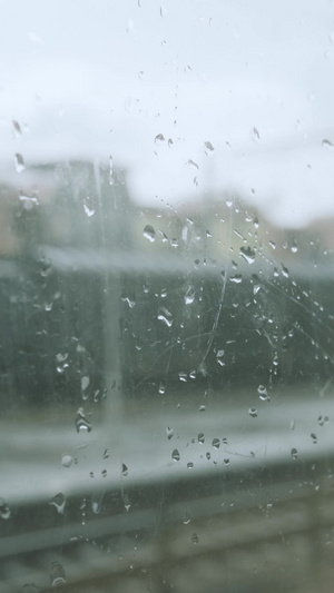 阴雨天气站台上的集装箱货运火车梅雨天气12秒视频