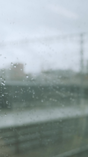 阴雨天气站台上的集装箱货运火车梅雨天气12秒视频