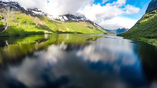 自然景观白云湖水倒映视频