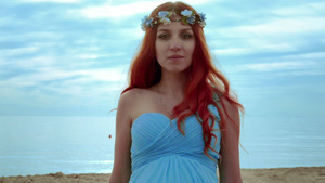 红发女人在海滨的肖像29秒视频