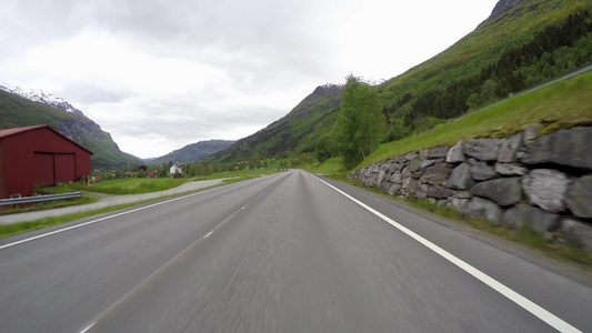 青草遍地的山路上驾驶一辆汽车视频