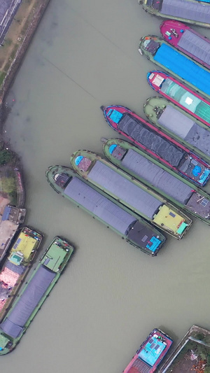 航拍京杭运河货轮交汇31秒视频