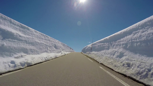 在高雪墙高的山路上驾驶一辆汽车视频