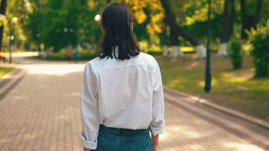 女性在街上行走的潮流视频