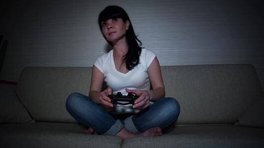 女人专注的玩游戏视频