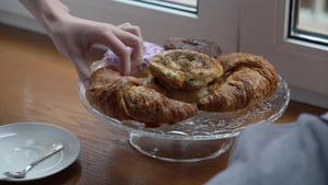 一对年轻夫妇早上喝杯茶喝咖啡并在家吃早饭6秒视频