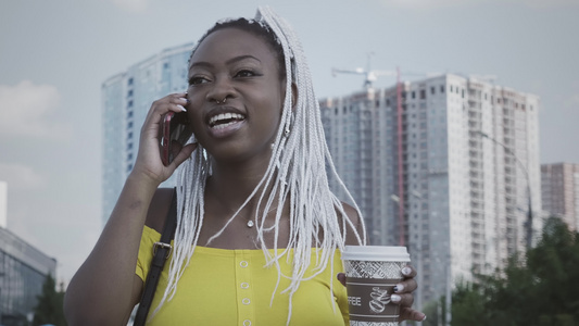 African美洲妇女通过电话交谈视频