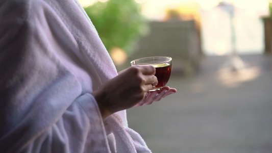 年轻女子早上喝茶喝茶在家吃早饭视频