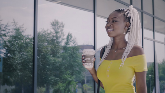 非裔美国妇女随咖啡一起散步视频