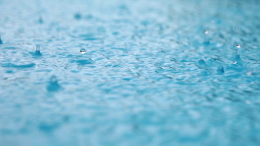 雨滴在水面上视频