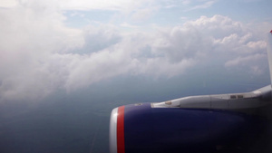 从云端的飞机窗口拍摄13秒视频