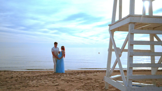 怀孕夫妇海滩爱夫妻海滩夫妻俩互相看着对方视频